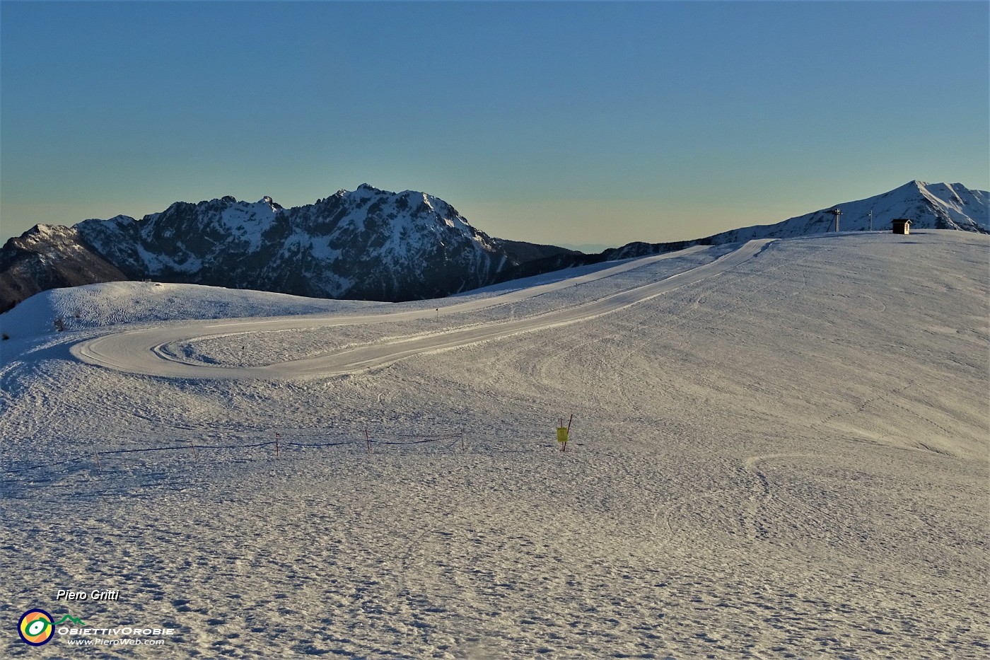 74 Pista sci di fondo dei Piani dell'Avaro con vista in Venturosa.JPG